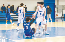 박건호 선수기 넘어진 군산고 선수에게 손을 내민다.