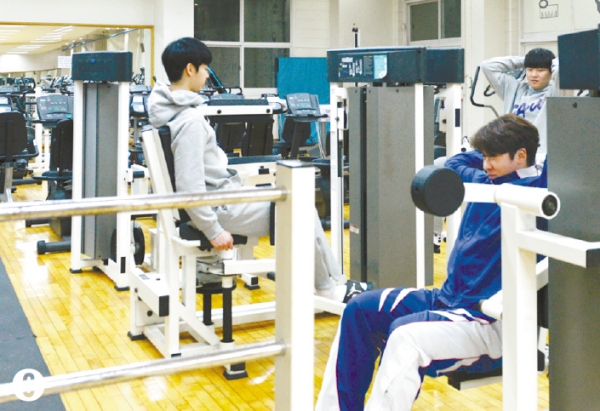 수림체육관 1층 체력단련실에서 운동하며 하루를 마무리하는 선수들.