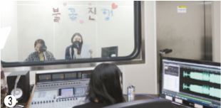 ‘학우 DJ’ 김나원 학생이 침착하게 멘트를 한다.