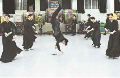 엿가위 춤을 추는 중 박현준 학생이 공중회전을 선보인다.