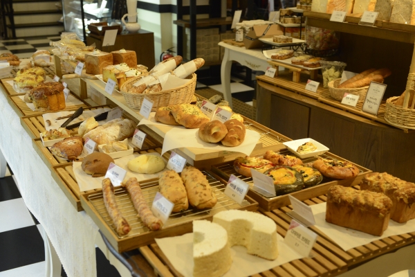 2층 베이커리에는 많은 종류의 빵이 진열돼있어 좋아하는 빵을 골라 먹을 수 있다.