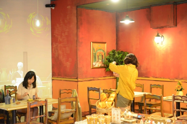 고흐 작품 '밤의 카페'를 본떠 꾸민 카페의 모습. 고흐가 즐겨 마신 술 '압생트'를  8천원에 맛볼 수 있다.