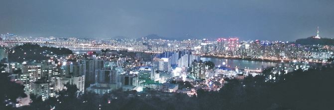 서달산 달마사에서 내려본 서울 야경은 황홀함을 느끼게 해준다.