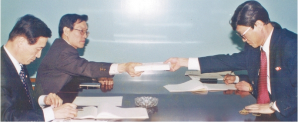 지난 2001년 3월 15일 통일부 근무시절 판문점 중립국감독위원회 사무실에서 북측 대표와 만나 분단이후 최초의 남북이산가족 편지교환을 하고 있다(왼쪽에서 두번째)
