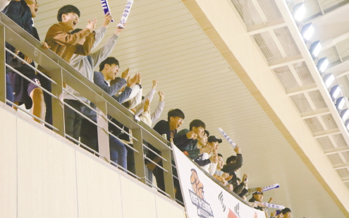 서울캠 첫 홈경기를 학생들이 뜨거운 호응으로 맞이했습니다.