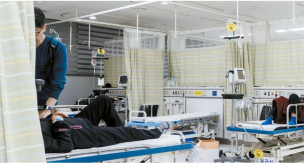 가벼운 증상으로 응급실을 찾은 환자들이 경증응급진료C 침대에 누워있는 모습이다.