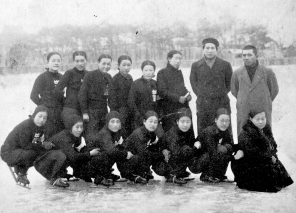 19030년대로 추정되는 빙상부 단체사진