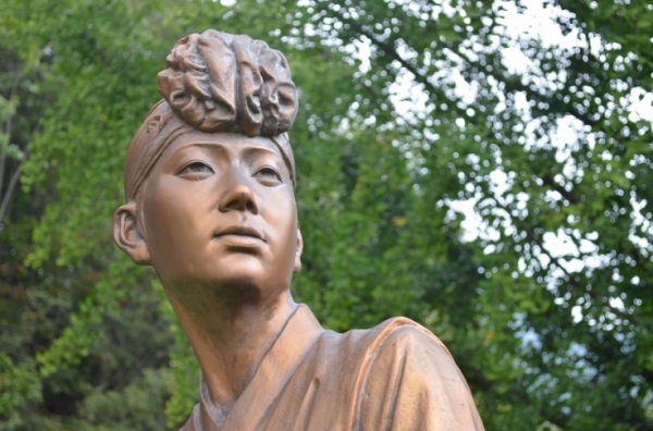 바우덕이 사당에 설치된 바우덕이 동상. 그는 조선 후기 최고의 예인으로 평가 받는다. (사진출처 문화체육관광부 문화포털)