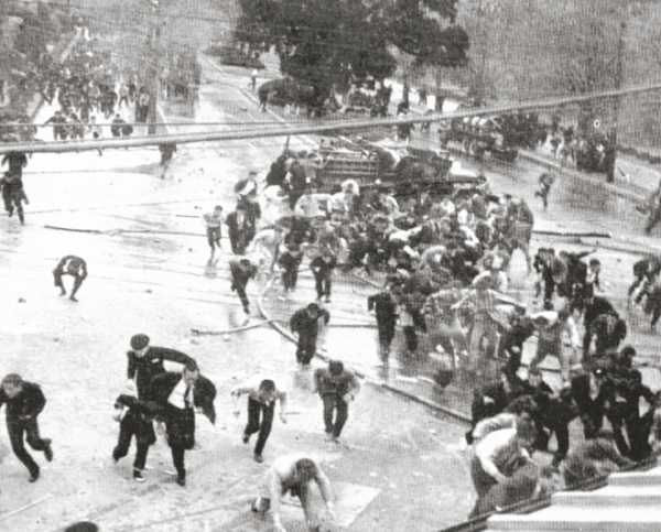 4·19혁명 당시 경찰의 총격에 흩어지는 시위대와 부상자 모습. 사진제공 100년사편찬위원회
