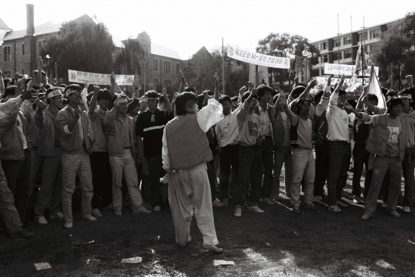 지난 1987년 의혈대동제서 학생들은 정치적 자유를 목놓아 외치고 있다.
