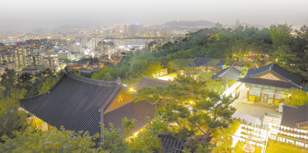 연등이 켜진 달마사 뒤로 화려한 조명이 서울을 수 놓는다.