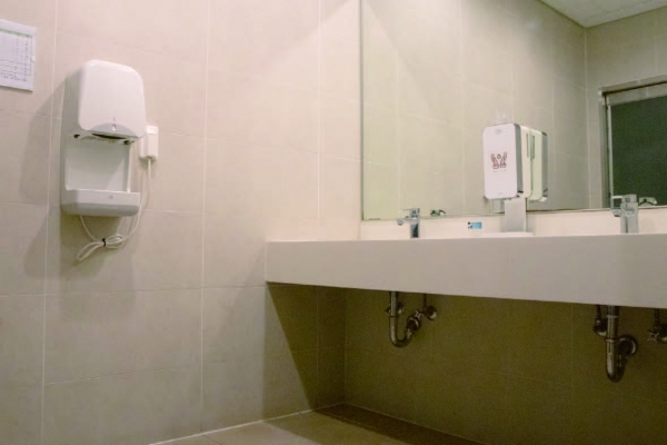 ‘어른의 높이’에 맞춰 설계된 화장실. 키 작은 아이에겐 손 씻기 마저 불편하다.사진 장준환 기자