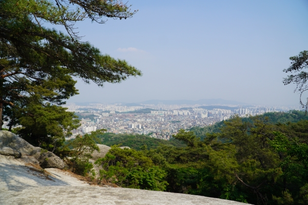 마당 바위에서 내려다본 서울 전경.