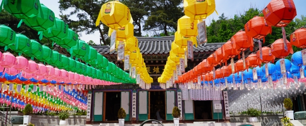 화계사 대웅전 모습. 대웅전의 내부천장 및 건축 부재 장식은 조선 후기의 양식을 보여준다. 1986년에 서울시 유형문화재 제65호로 지정됐다.