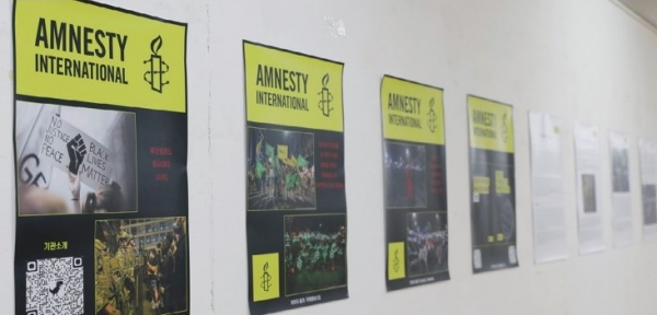 양캠에서 열린 '우리 모두의 이야기' 인권전시회에서는 동일한 작품을 전시했다