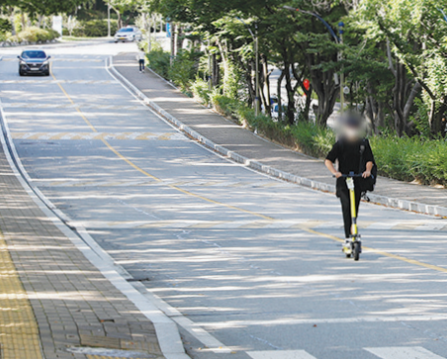 안전장비를 착용하지 않고 킥보드를 운행하고 있다. 사진 김수현 기자