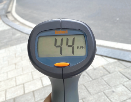 차도를 지나는 오토바이&nbsp;속도를 속도측정기로 측정했다.
