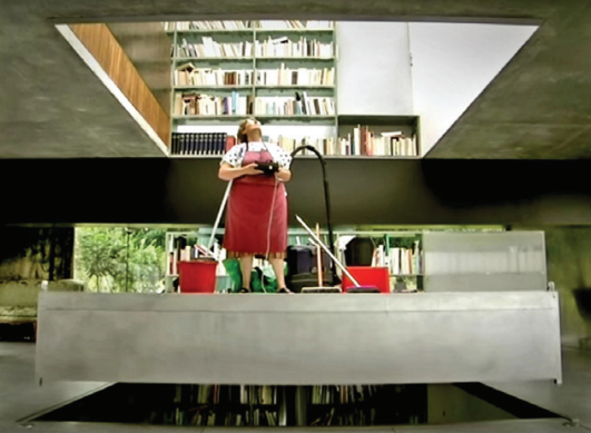 과달루페 아세도는 보르도 주택 구석구석을 관리하며 한계점을 조명한다.사진출처 다음영화 '콜하스 하우스라이프'