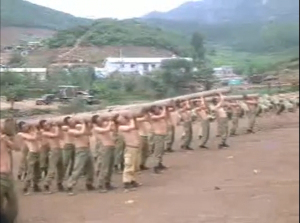 삼청교육대에서 목봉 체조 중인 입소자들. 사진제공: KTV