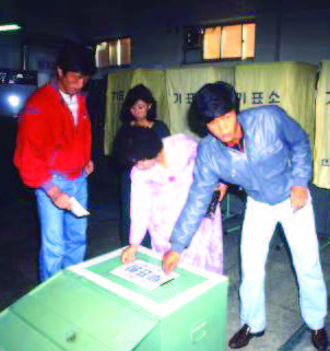 국회에서 의결된 헌법 개정안의 통과를 위해 1987년 10월 27일 개헌 국민투표가 실시됐다. 국민투표에 참여하는 유권자들의 모습. 사진제공 KTV
