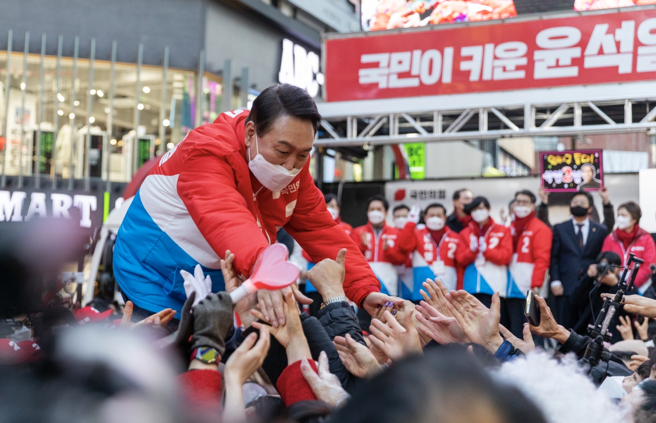 15일 부산시 젊음의 거리를 찾은 윤석열 후보가 유세를 펼치며 시민들의 손을 잡고 있다. 사진 김수현 기자
