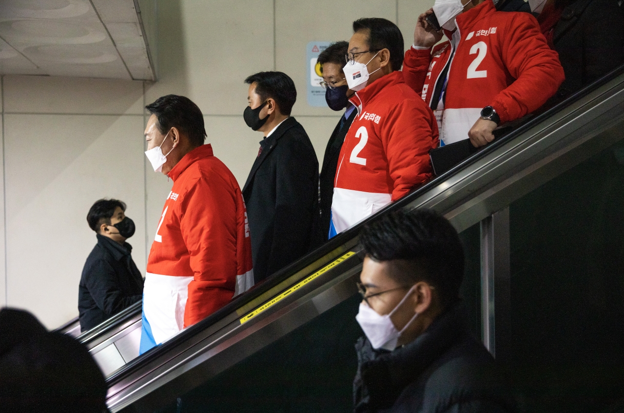 15일 윤석열 후보가 부산시 부산역에서 당원들과 이동하고 있다. 사진 김수현 기자