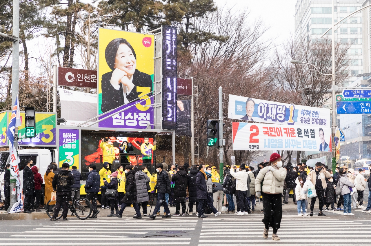 19일 인천시 인천종합버스터미널 사거리 앞 유세차에 올라탄 심상정 후보가 유세 중 건널목을 건너는 시민들을 향해 연설하고 있다. 사진 김수현 기자