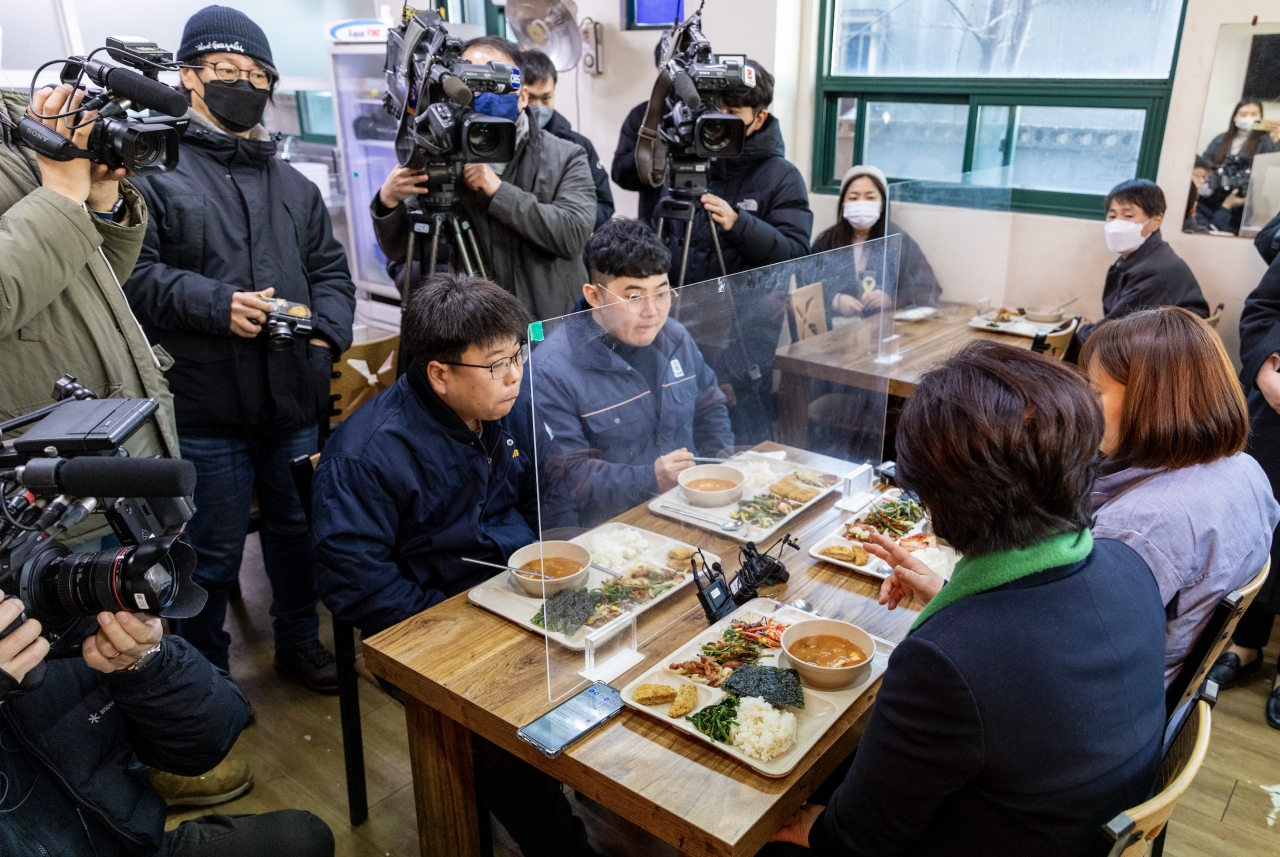 8일 경기도 안산시 유성식당에서 심상정 후보가 시화공업단지 노동자들과 대화하고 있다. 사진 김수현 기자