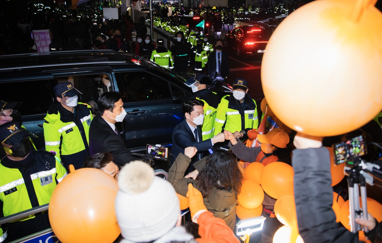 11일 서울시 MBN에서 진행한 대선후보 4자 TV토론을 마친 안철수 후보가 방송국을 나오며 지지자들과 주먹 인사를 하고 있다. 사진 김수현 기자
