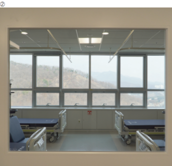 ②4인실 병실 문에 큰 창이 있다. 간호간병통합서비스가 가능한 설계 방식이다.
