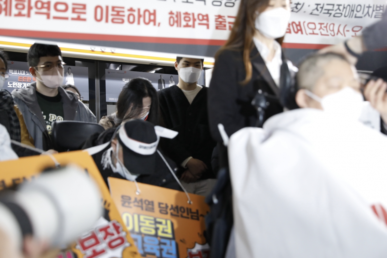 삭발식을 바라보던 시민 또한 눈물을 흘렸다. 사진 김수현 기자