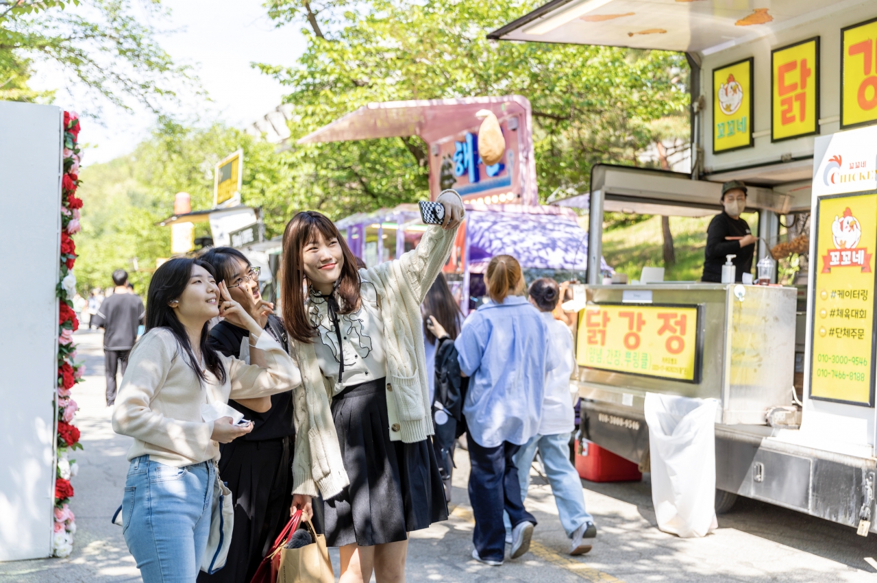 키스로드에 마련된 푸드트럭과 포토존은 축제를 더 풍성하게 만들었습니다. 따스한 봄빛 아래 친구들과 소중한 기억을 사진으로 함께 남겨보아요. 사진 김수현 기자