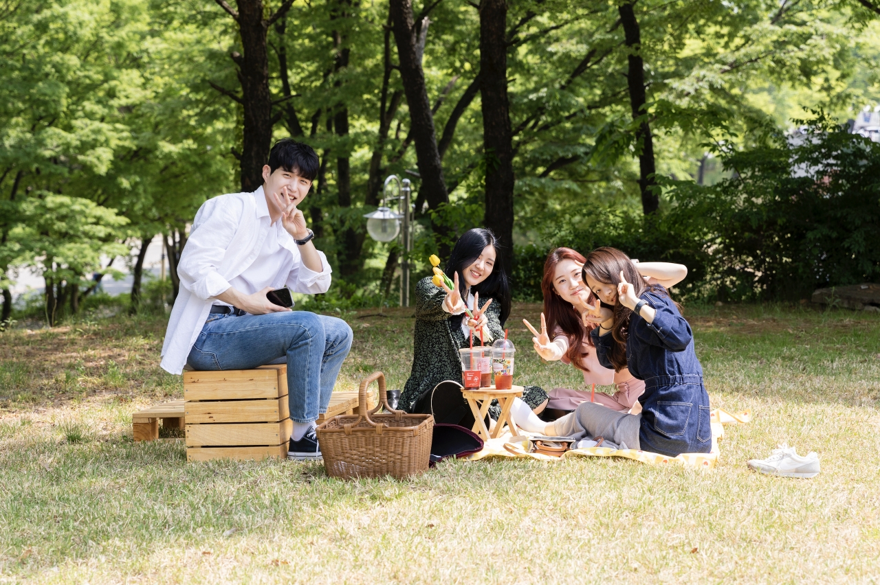 맑은 미소가 절로 나오는 잔디밭에서 한 컷. 사진 김수현 기자