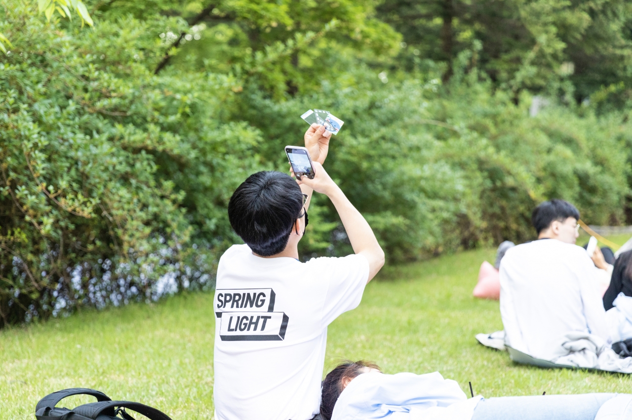 푸른 하늘과 푸앙 포토카드로 감성 충전! 사진 김수현 기자