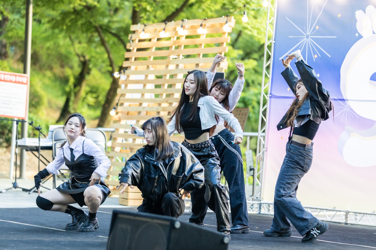 ‘꿈틀이’의 춤사위로 꿈틀대는 관객 마음. 사진 김수현 기자