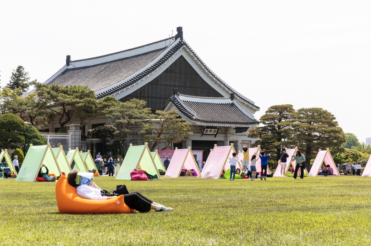 춘추관 앞 헬기장은 일광욕을 즐기는 상쾌한 잔디밭으로 탈바꿈했습니다. 사진 김수현 기자