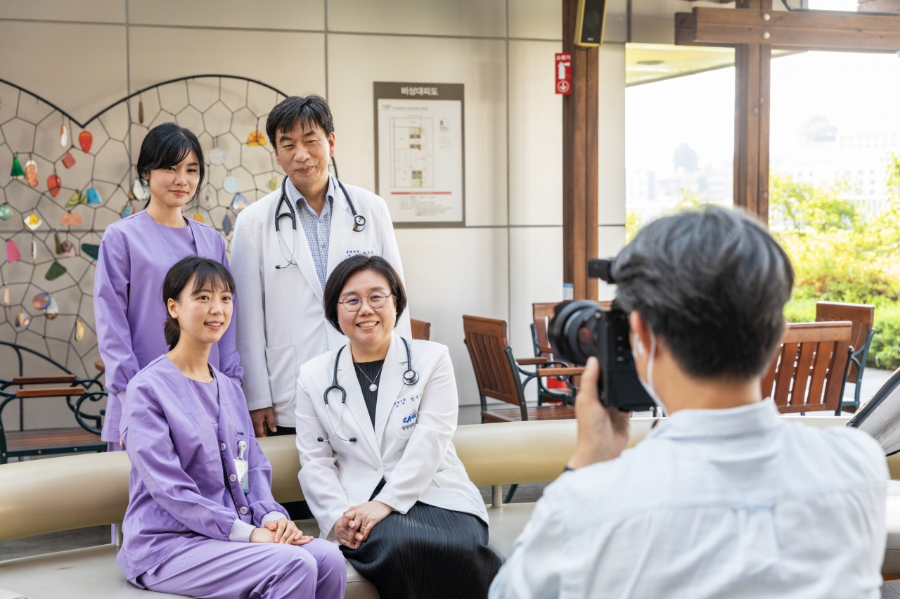 중앙대병원 다정관 하늘정원에서 인터뷰를 완료한 의료진이 다 함께 단체 사진을 촬영하고 있다.  사진 김수현 기자