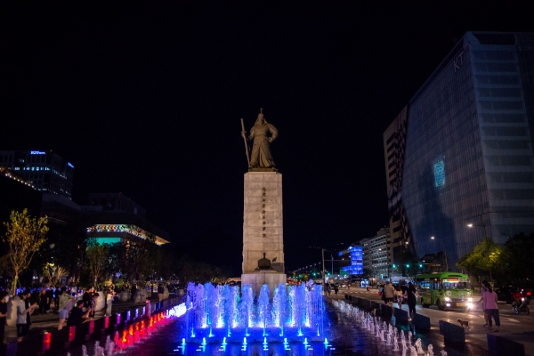 ⑩밤에도 광화문 광장은 멈추지 않아요. 이순신 장군 동상 앞 ‘명량분수’에서는 다양한 색깔의 물줄기로 낮보다 더 웅장한 모습을 보여줍니다. 봉정현 기자