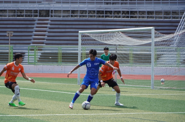 2일 동국대와의 경기에서 김건영 선수가 상대 선수들에게 둘러싸여 공격을 전개하고 있다.