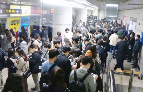 10월 한 달 오전 8시부터 오전 9시까지 9호선 노량진역 탑승객은 총 9만 768명에 달한다.