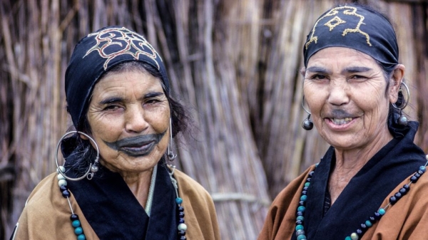 아이누족은 쌍꺼풀이 짙은 서양인과 유사한 외모를 가졌다. 우리가 알고 있는 일본인과는 사뭇 다르다. 아이누족 여성은 입가에 조커를 연상하게 하는 특이한 문신을 새긴다. 이는 입가 문신이 병을막아준다는 믿음에서 기인한다. 사진출처 BBC