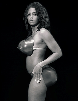 르네 콕스의 '호텐토트'는 작가 자신의 몸에 유방과 엉덩이 모형을 부착하고 찍은 사진 작품이다. 특이한 몸매를 가졌다는 이유로 나체로 전시됐던 남아프리카 여성 사르키 바트만을 모티프로 했다. 사진출처 researchgate        