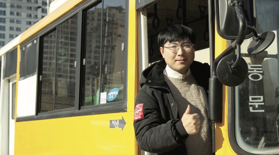 2월 27일 다빈치캠에서 이종원 동문을 만났다. 그는 본인이 소유한 버스를 소개하며 즐거운 표정을 감추지 못했다.