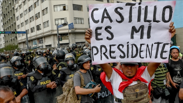 페루는 오늘날 극심한 정치적·사회적 혼란을 겪고 있다. 반정부시위대는 “카스티요는 나의 대통령”이라고 적힌 피켓을 들고 거리에 나왔다.