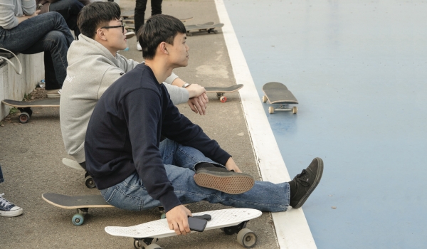 동아리원들이 스케이트보드 위에 앉아 휴식을 취하고 있다. 사진 최예나 기자