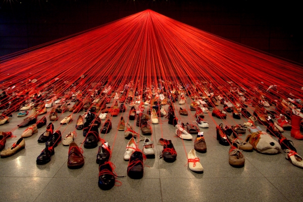 시오타 치하루의 '대화DNA'는 수백 개의 신발을 하나로 연결한 붉은 실들을 통해 삶과 죽음의 여정을 보여준다. 사진출처 highlike