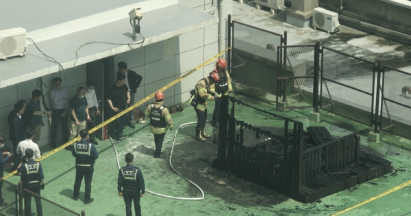 17일 담뱃불에 의한 화재로 서라벌홀 옥상의 나무 구조물이 전소됐다. 사진 봉정현 기자