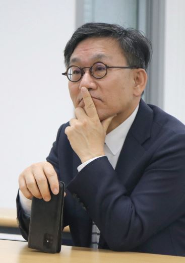 학회원들의 토론 현장을 지켜보고 있는 김중권 교수(법학전문대학원)의 모습니다.