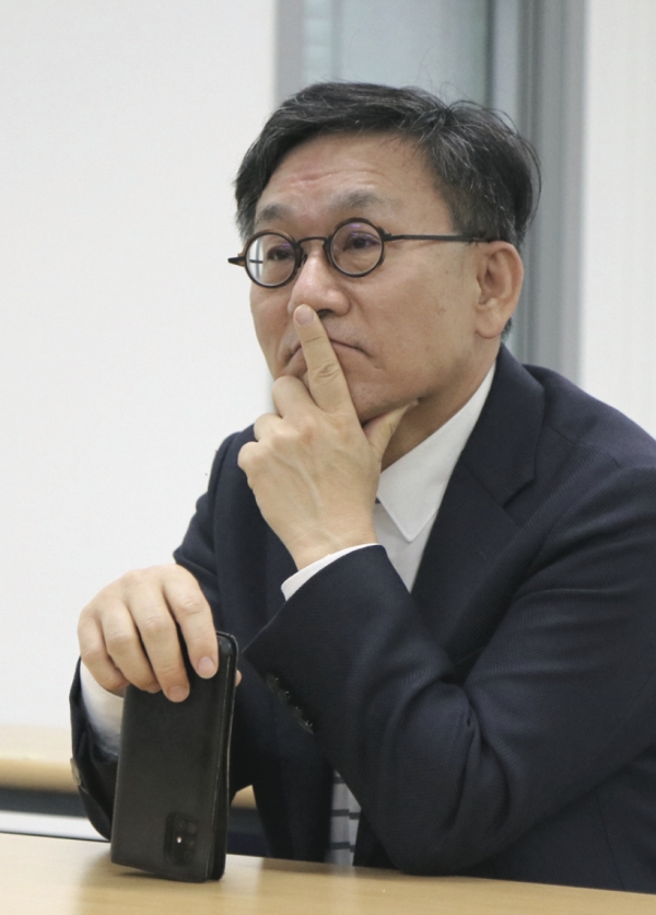 학회원들의 토론 현장을 지켜보고 있는 김중권 교수(법학전문대학원)의 모습이다.