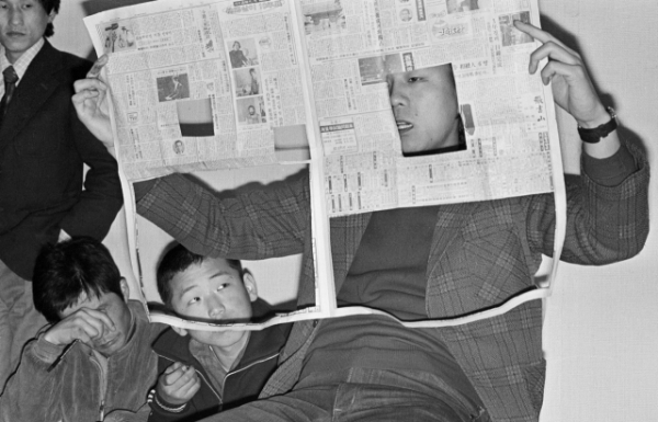 성능경의 ’신문읽기‘(1976)는 언론 검열이 극심했던 1970년대의 시대적 상황을 풍자하는 아방가르드 작품이다. 작가는 전시 동안 발행된 신문 기사들을 읽은 후 이를 면도날로 도려내는 행위를 통해 진실을 허구화했던 세태를 비판한다. 사진출처 리안갤러리 홈페이지